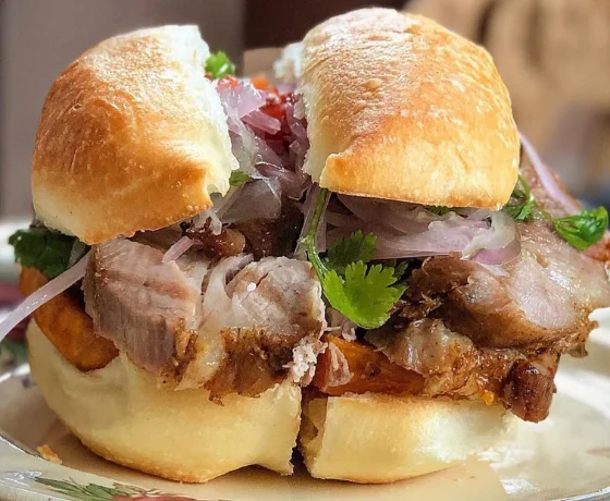 Wayki Bus -Pan con chicharron - peruvian food