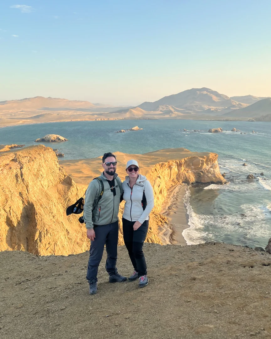 Couple of travelers enjoying the Golden Shadow trek in Paracas - Wayki Bus